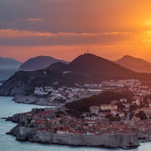 pohľad ne mesto Dubrovnik pri západe Slnka