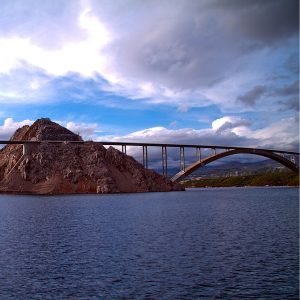pohľad na ostrov Krk a most