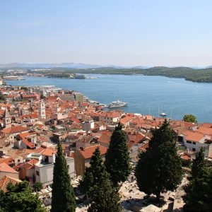 pohľad zhora na mesto Šibenik