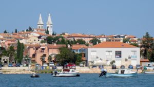 Obec Medulin z mora s budovami a kostolom, Istria Chorvátsko