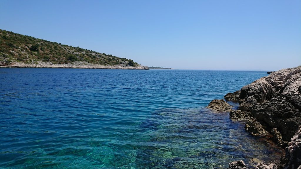 záliv v chorvátsku s výhľadom na more a polostrov