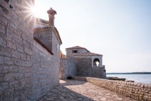 historické budovy pri mori v Novigrade na Istrii