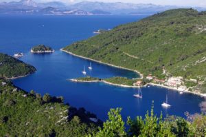 pohľad z kopca na záliv ostrova Mljet v Chorvátsku
