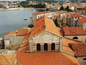 strechy historických budov v prístave v istrijskom mestečku Poreč