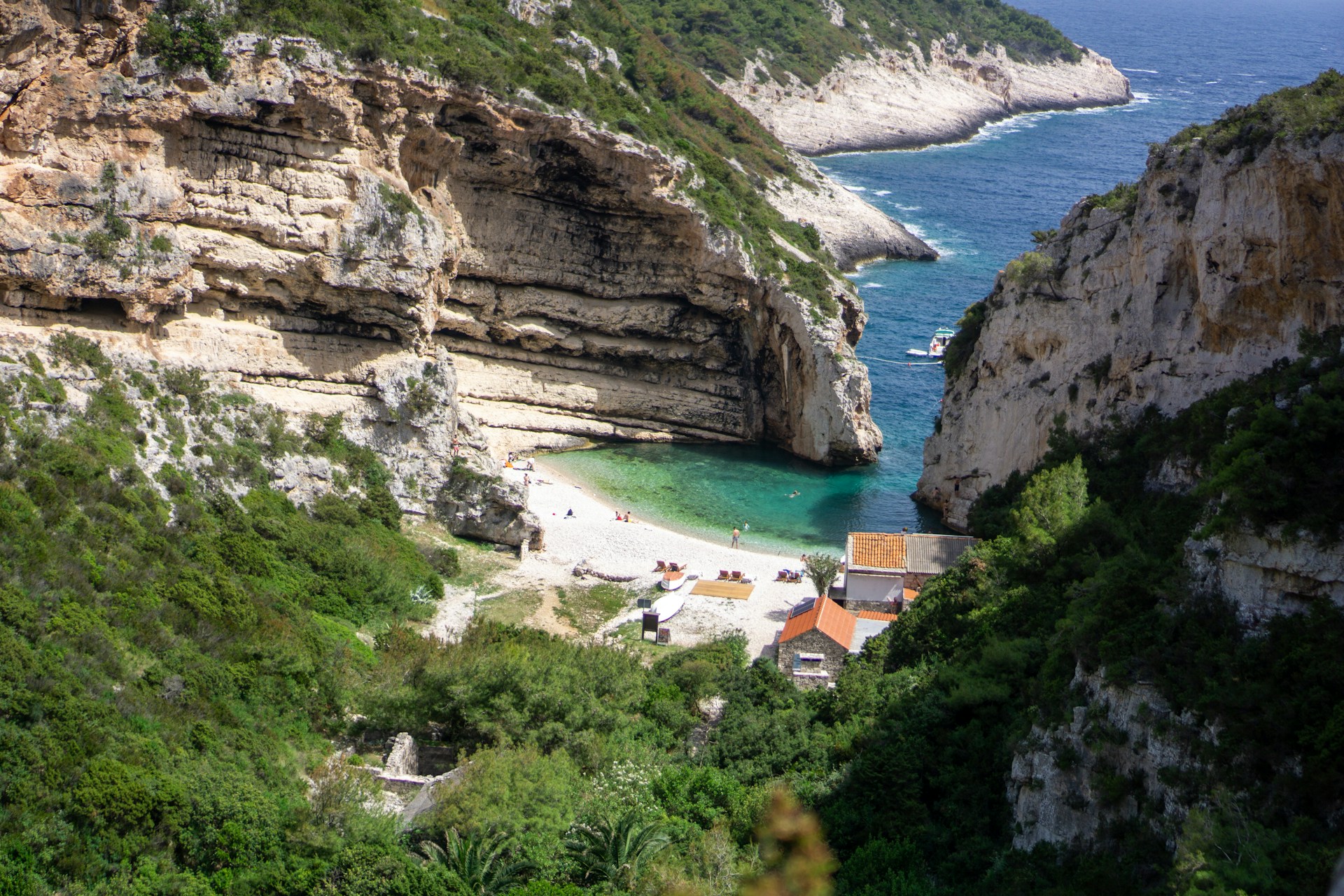 veľké skaly pri chorvátskej pláži Stiniva, ostrov Vis